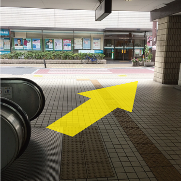 駅を出たら右へ