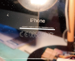 iphone7の背面文字がシートに移る事例が報告されています。