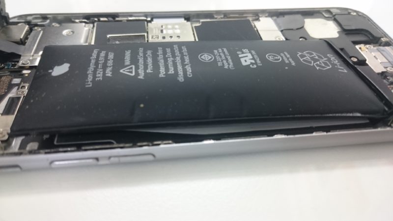 バッテリー交換は大阪エリアの修理店で！iPhoneが膨らんだ原因は？