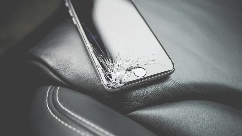 iPhoneの液晶割れと画面割れの違いは？症状と修理費目安を解説